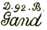 Marque linéaire en italique avec lettre D, numéro département, lettre B et nom de ville