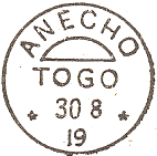 Timbre à date contenant un demi cercle le nom de ville et mention TOGO / 